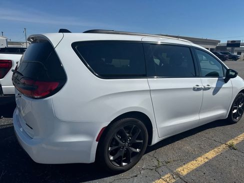 Used 2025 Chrysler Pacifica Limited FWD image 14