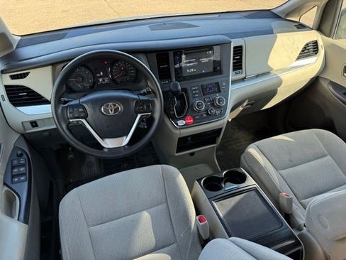 Certified 2016 Toyota Sienna LE FWD image 8