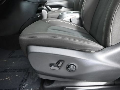 Used 2024 Chrysler Pacifica Touring FWD image 22