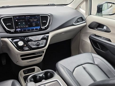 Used 2024 Chrysler Pacifica Touring-L FWD image 21
