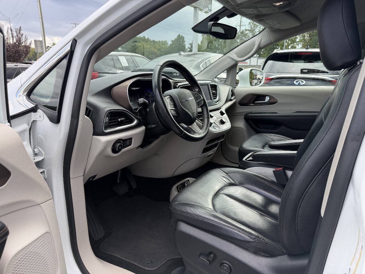 Used 2018 Chrysler Pacifica Touring-L FWD image 7