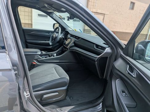 Used 2025 Jeep Grand Cherokee Laredo X w/ Luxury Tech Group I AWD/4WD image 37