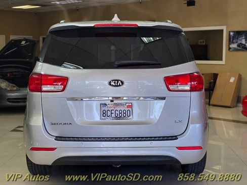 Used 2017 Kia Sedona LX w/ LX Essentials Premium Package FWD image 7