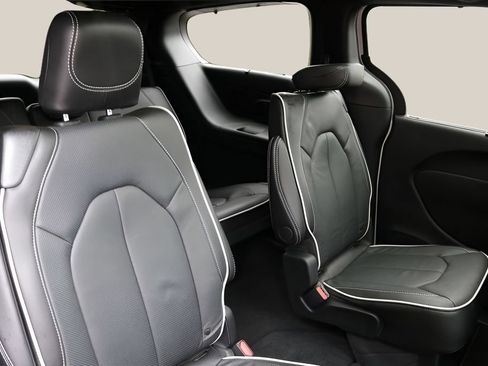 Used 2025 Chrysler Pacifica Limited FWD image 20