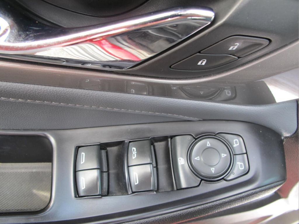 Used 2019 Chevrolet Traverse LT FWD image 10