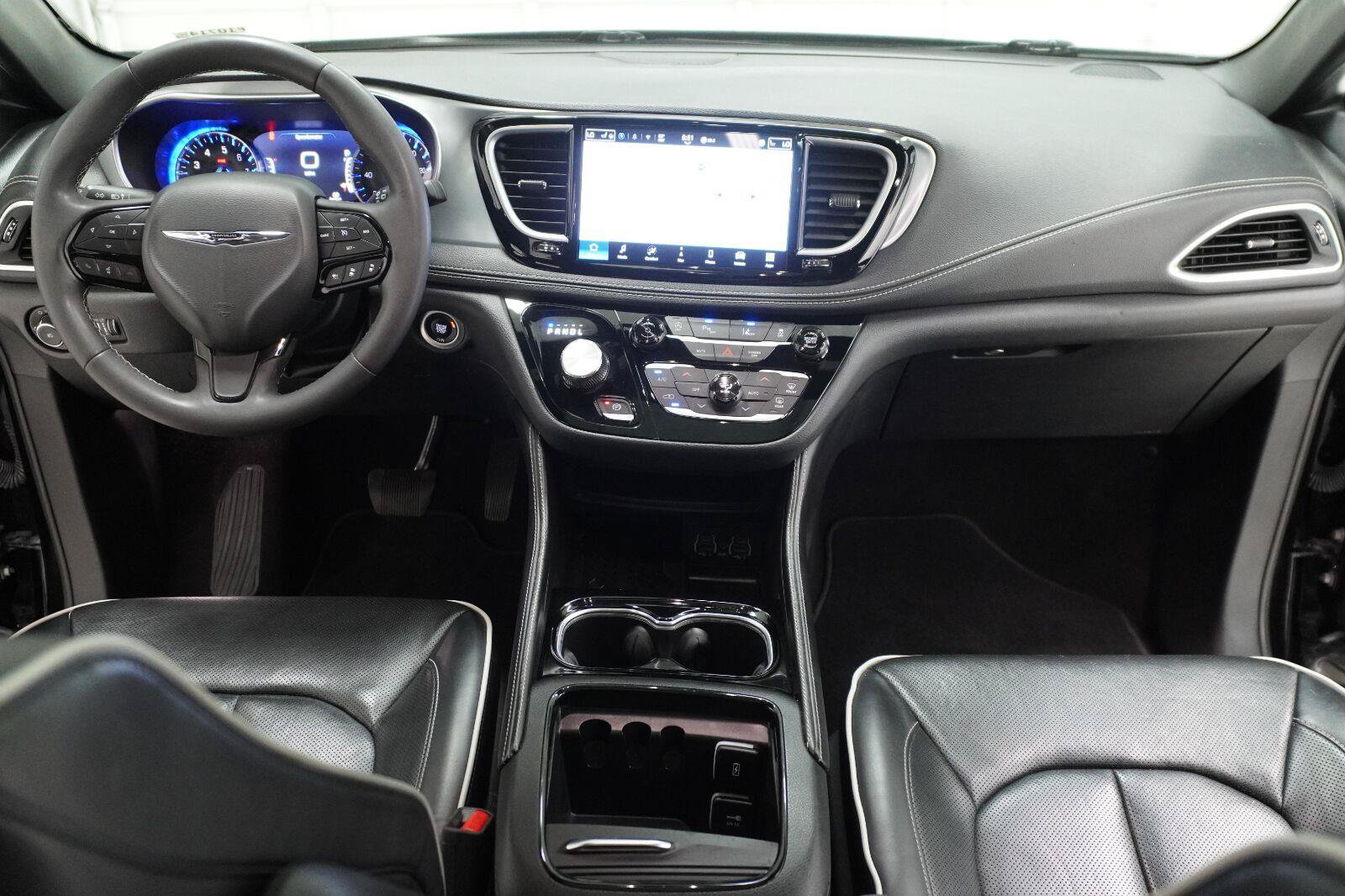Used 2025 Chrysler Pacifica Limited FWD image 13