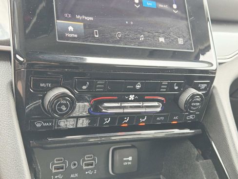 Used 2022 Jeep Grand Cherokee L Laredo w/ Luxury Tech Group I AWD/4WD image 32