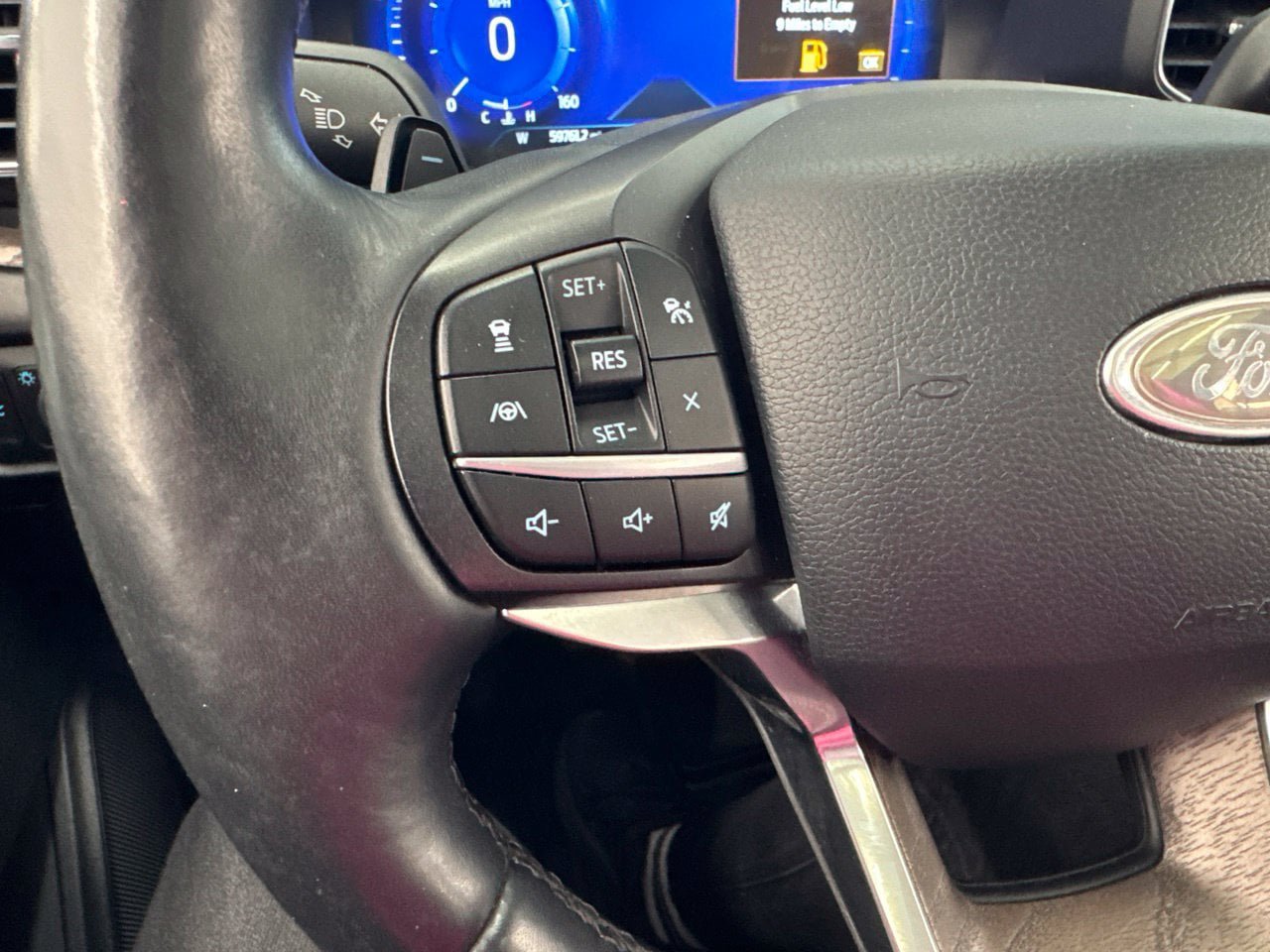 Used 2020 Ford Explorer Platinum w/ Premium Technology Package AWD/4WD image 21