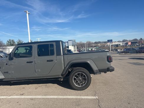 Used 2020 Jeep Gladiator Sport image 4