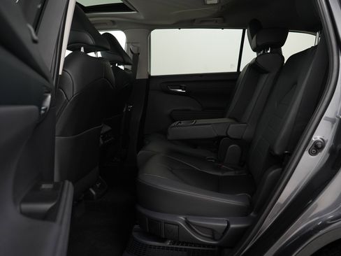 Used 2024 Toyota Highlander XLE image 15