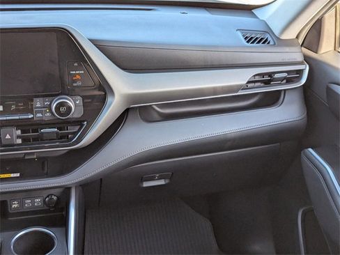 Used 2023 Toyota Highlander XLE image 17
