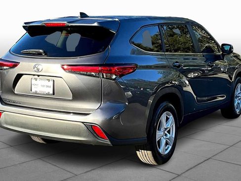Used 2023 Toyota Highlander L FWD image 12