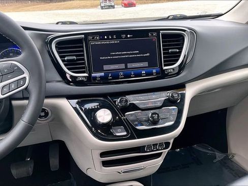 Used 2024 Chrysler Pacifica Touring-L image 6