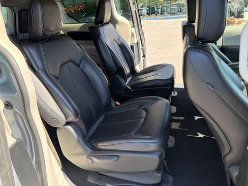 Used 2023 Chrysler Pacifica Touring-L FWD image 20