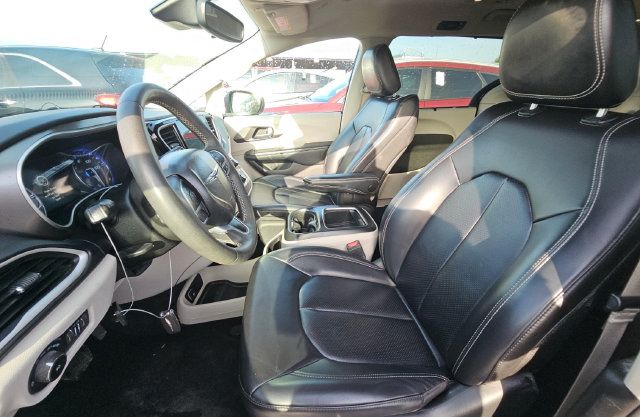 Used 2023 Chrysler Pacifica Touring-L FWD image 7