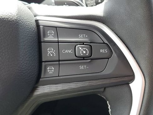 Used 2023 Jeep Grand Cherokee Laredo w/ Luxury Tech Group I AWD/4WD image 12