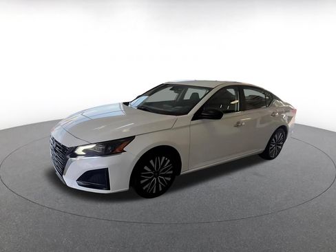 Used 2025 Nissan Altima 2.5 SV FWD image 7