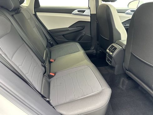 Used 2025 Volkswagen Taos SE w/ Panoramic Sunroof Package FWD image 39