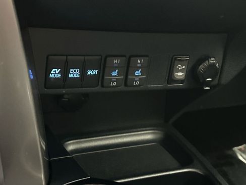 Used 2018 Toyota RAV4 Limited w/ Carpet Mat Package image 22