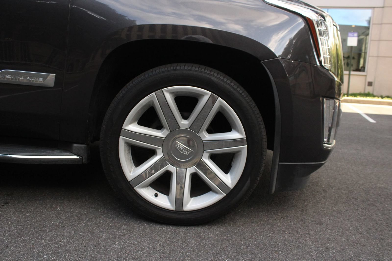Used 2016 Cadillac Escalade Luxury AWD/4WD image 4