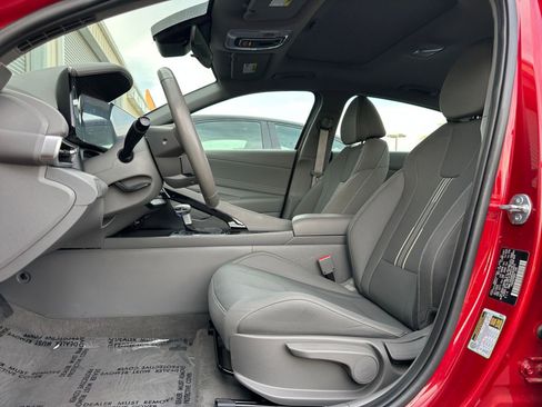 Used 2025 Hyundai Elantra SEL image 18