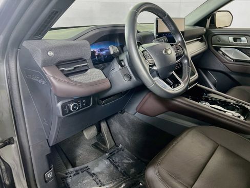 Used 2025 Ford Explorer Platinum w/ Ultimate Package AWD/4WD image 9