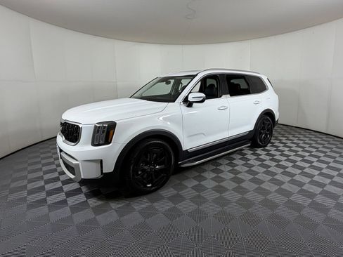 Used 2023 Kia Telluride EX w/ EX Captain's Chair Package image 2