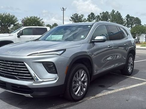 Used 2025 Buick Enclave Preferred FWD image 3