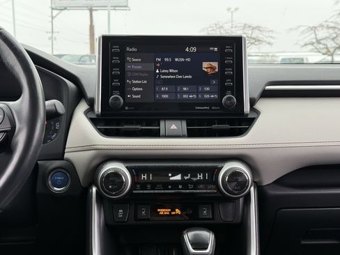 Used 2020 Toyota RAV4 XLE image 3