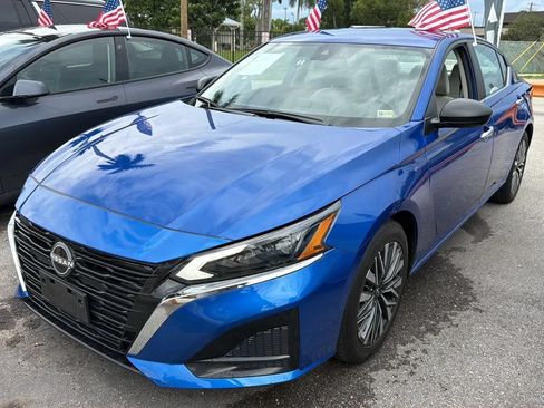 Used 2025 Nissan Altima 2.5 SV FWD image 2
