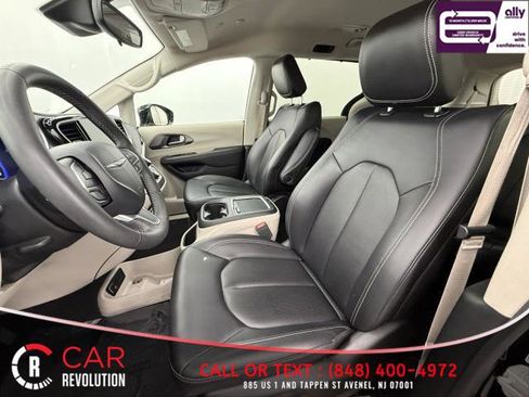 Used 2024 Chrysler Pacifica Touring-L FWD image 20