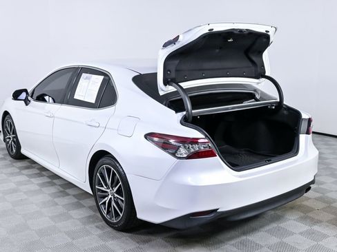 Used 2021 Toyota Camry XLE image 28