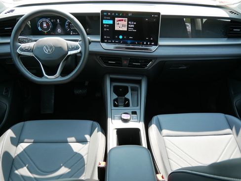 Certified 2025 Volkswagen Tiguan SE AWD/4WD image 10