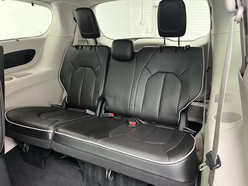 Used 2022 Chrysler Pacifica Limited w/ Uconnect Theater Family Group image 16