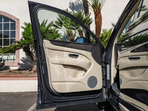 Used 2025 Bentley Bentayga image 28