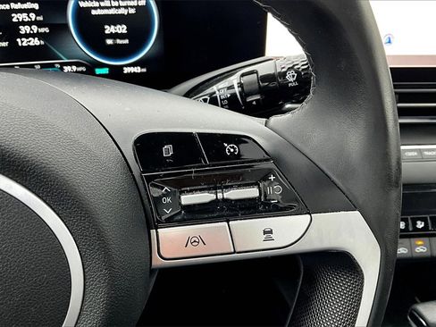 Used 2021 Hyundai Elantra Limited image 19