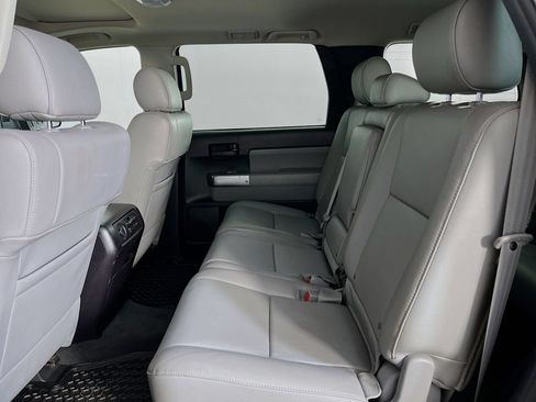 Used 2019 Toyota Sequoia SR5 AWD/4WD image 32