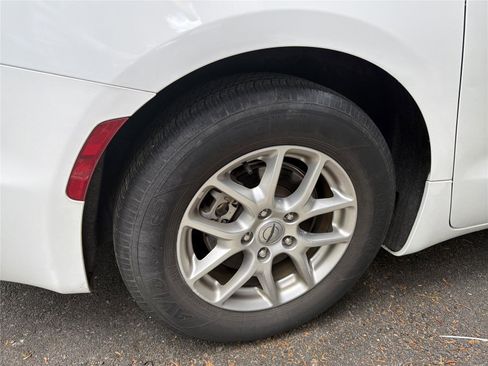 Used 2023 Chrysler Pacifica Touring-L FWD image 7