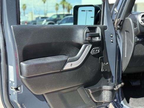 Used 2017 Jeep Wrangler Unlimited Rubicon w/ Connectivity Group image 4