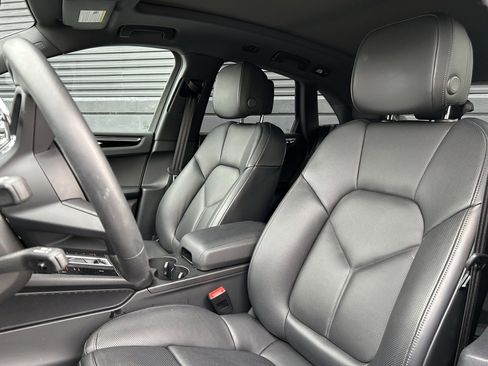 Certified 2025 Porsche Macan image 5