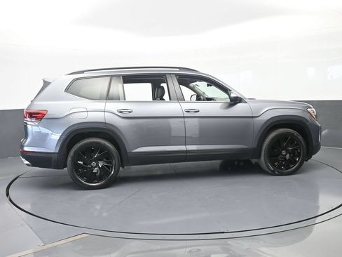 Used 2024 Volkswagen Atlas SE w/ Panoramic Sunroof Package FWD image 7