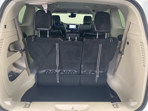 Used 2023 Chrysler Pacifica Touring-L image 35