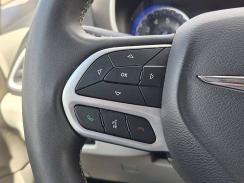 Used 2024 Chrysler Pacifica Touring-L FWD image 19