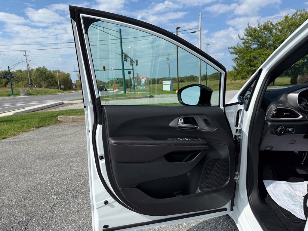 New 2027 Chrysler Pacifica Select FWD image 28