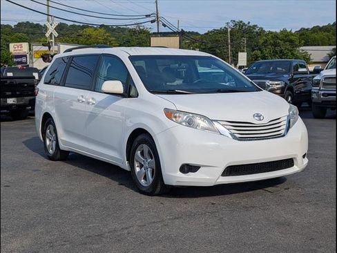 Used 2016 Toyota Sienna LE image 2