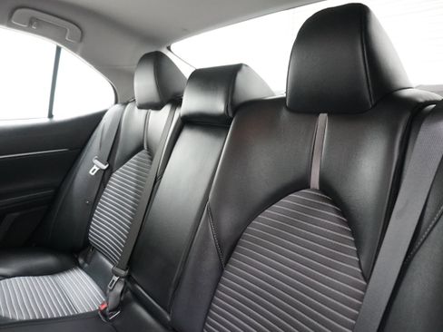 Used 2020 Toyota Camry SE image 12