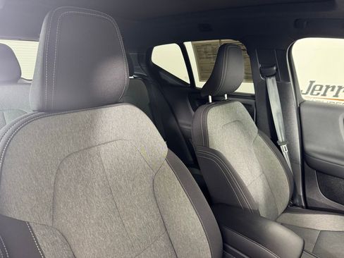 Used 2024 Volvo XC40 B5 Core image 34