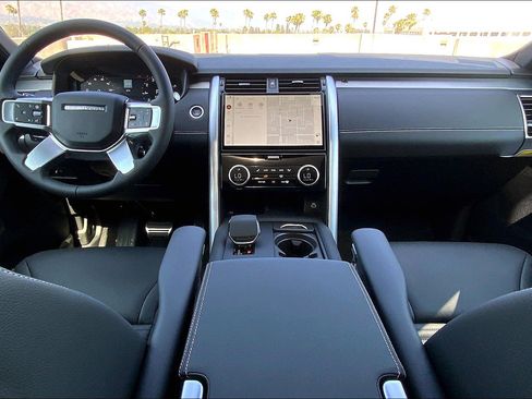 New 2025 Land Rover Discovery Dynamic SE image 7