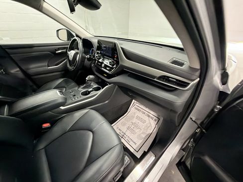 Used 2023 Toyota Highlander XLE FWD image 27