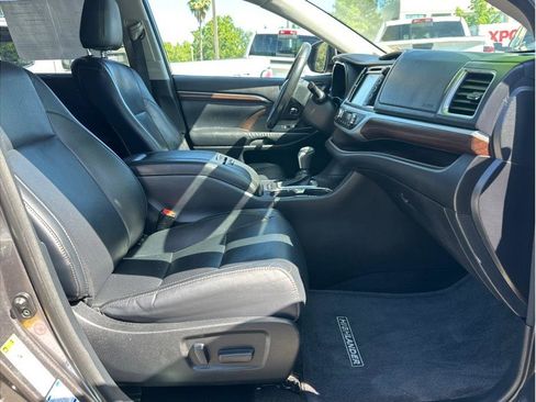 Used 2015 Toyota Highlander Limited Platinum AWD/4WD image 11